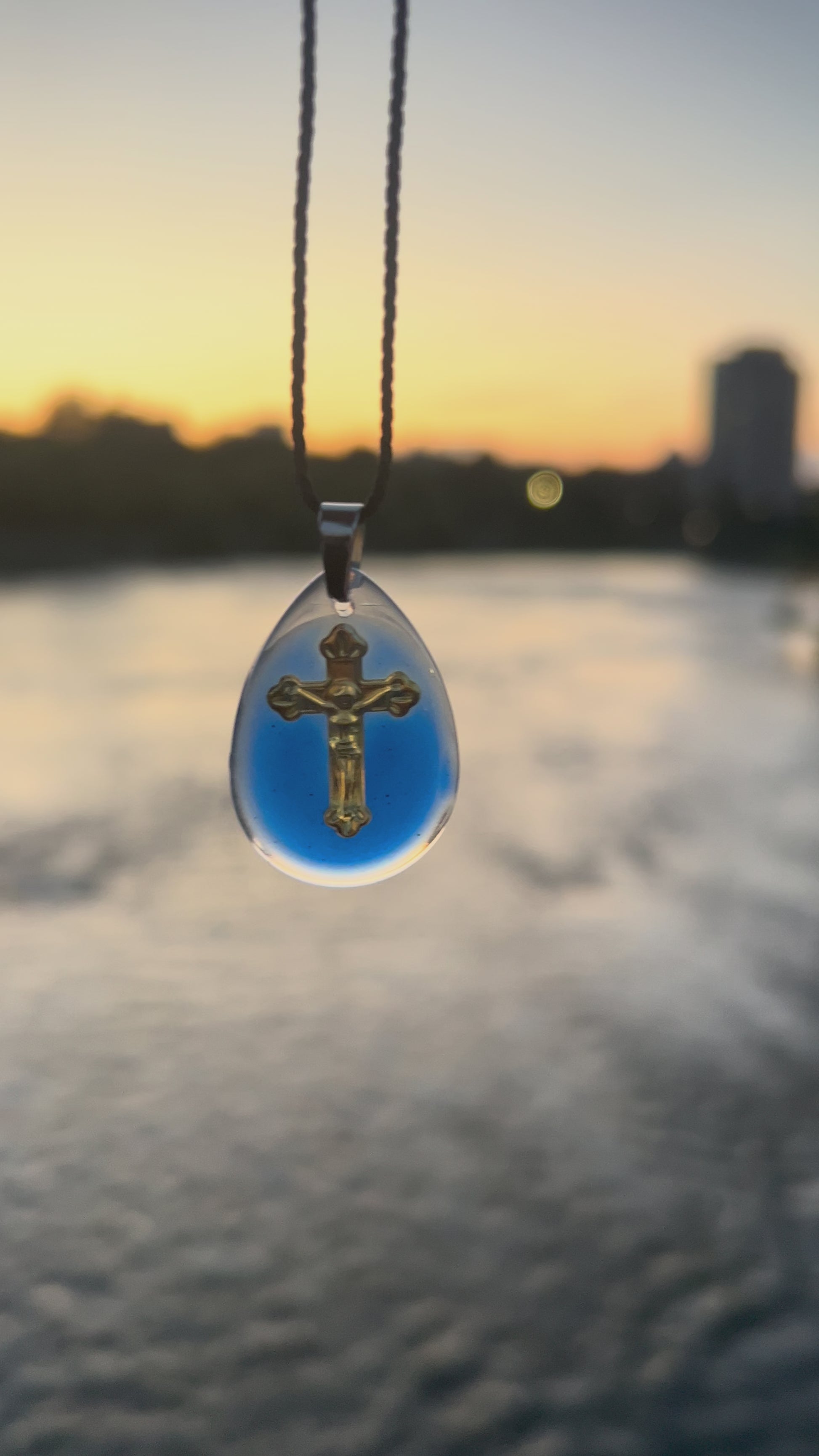 Christalia: Luminous blue pendant